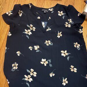 Hilary Radley Size Medium Shirt